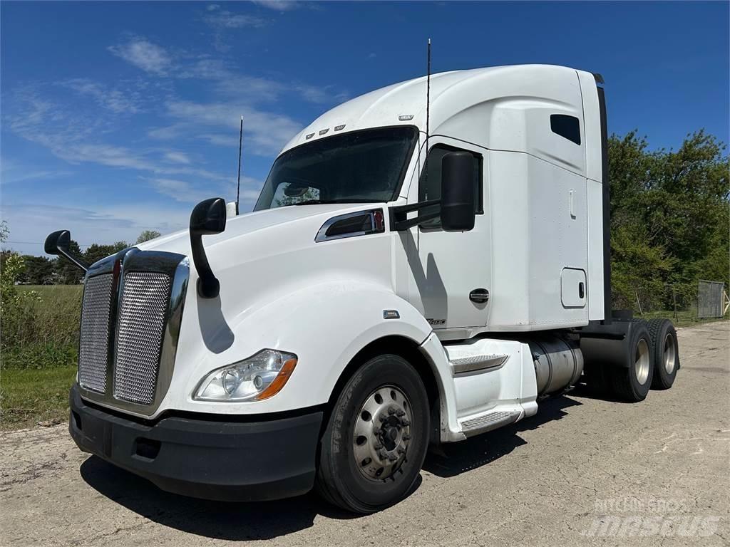 Kenworth T680 Conventional Trucks / Tractor Trucks