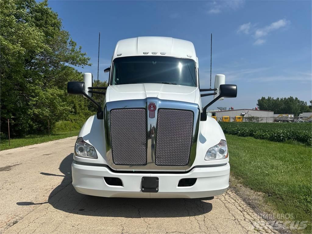 Kenworth T680 Conventional Trucks / Tractor Trucks