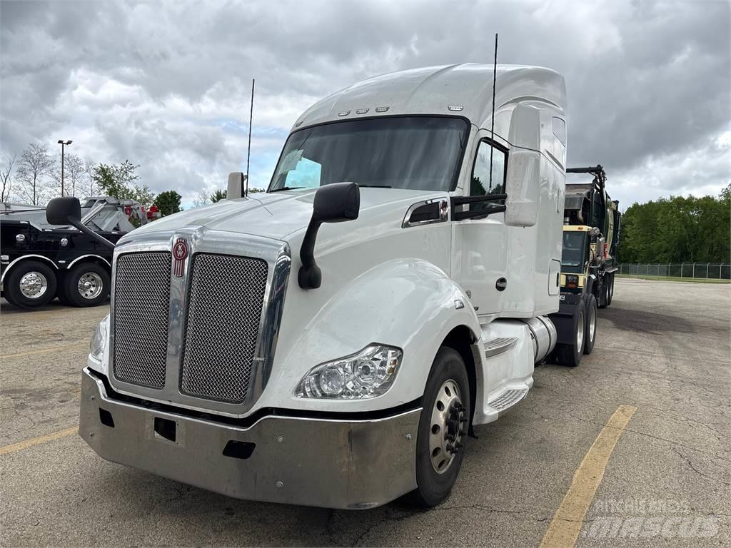 Kenworth T680 Conventional Trucks / Tractor Trucks