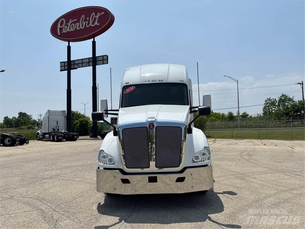 Kenworth T680 Conventional Trucks / Tractor Trucks