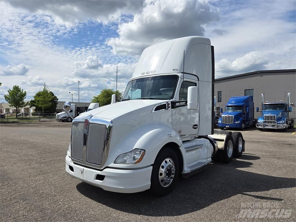 Kenworth T680 Conventional Trucks / Tractor Trucks