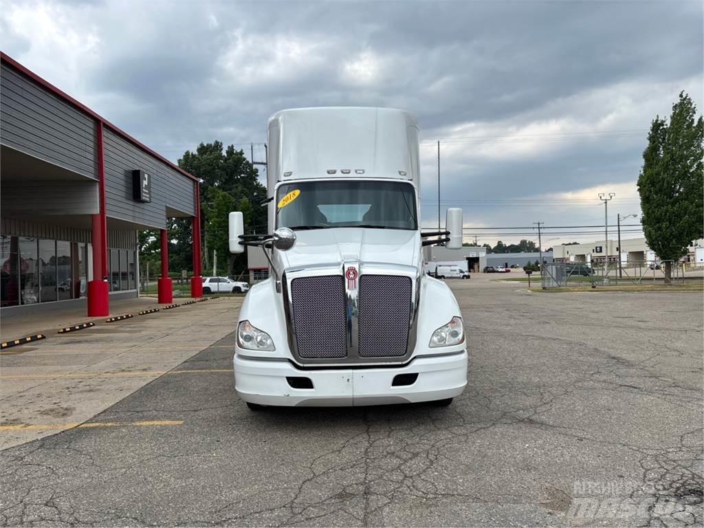 Kenworth T680 Conventional Trucks / Tractor Trucks