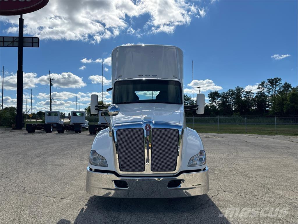 Kenworth T680 Conventional Trucks / Tractor Trucks