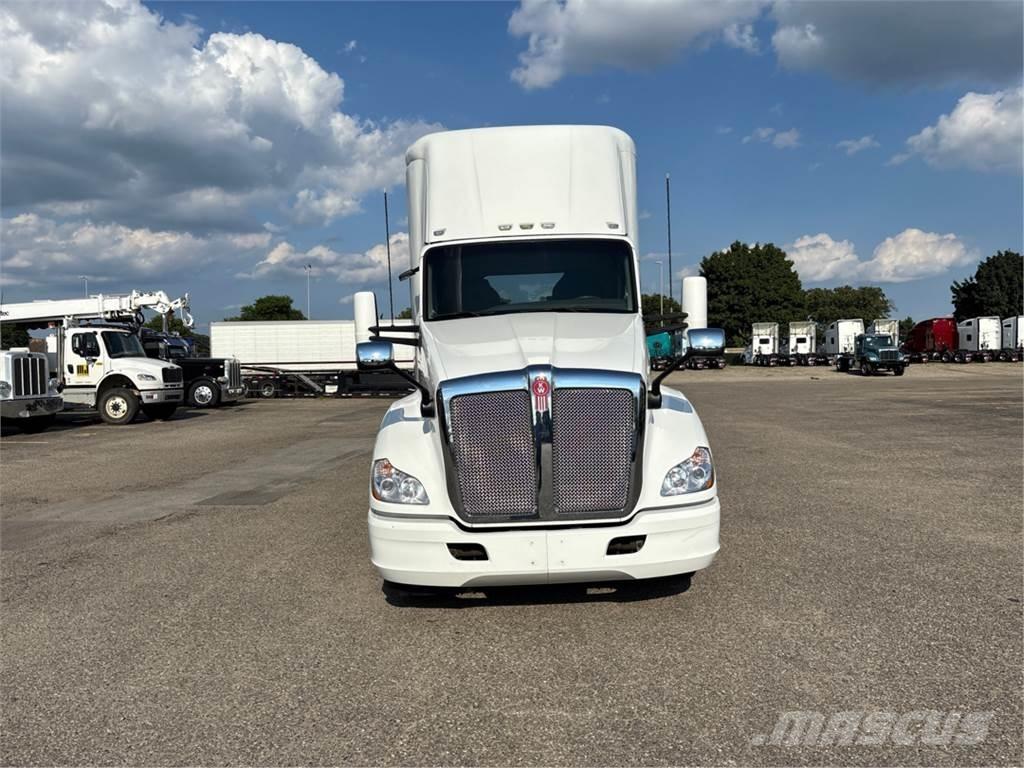 Kenworth T680 Conventional Trucks / Tractor Trucks