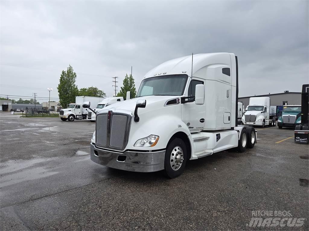 Kenworth T680 Conventional Trucks / Tractor Trucks