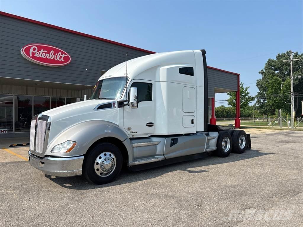 Kenworth T680 Conventional Trucks / Tractor Trucks
