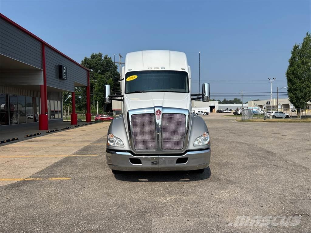 Kenworth T680 Conventional Trucks / Tractor Trucks