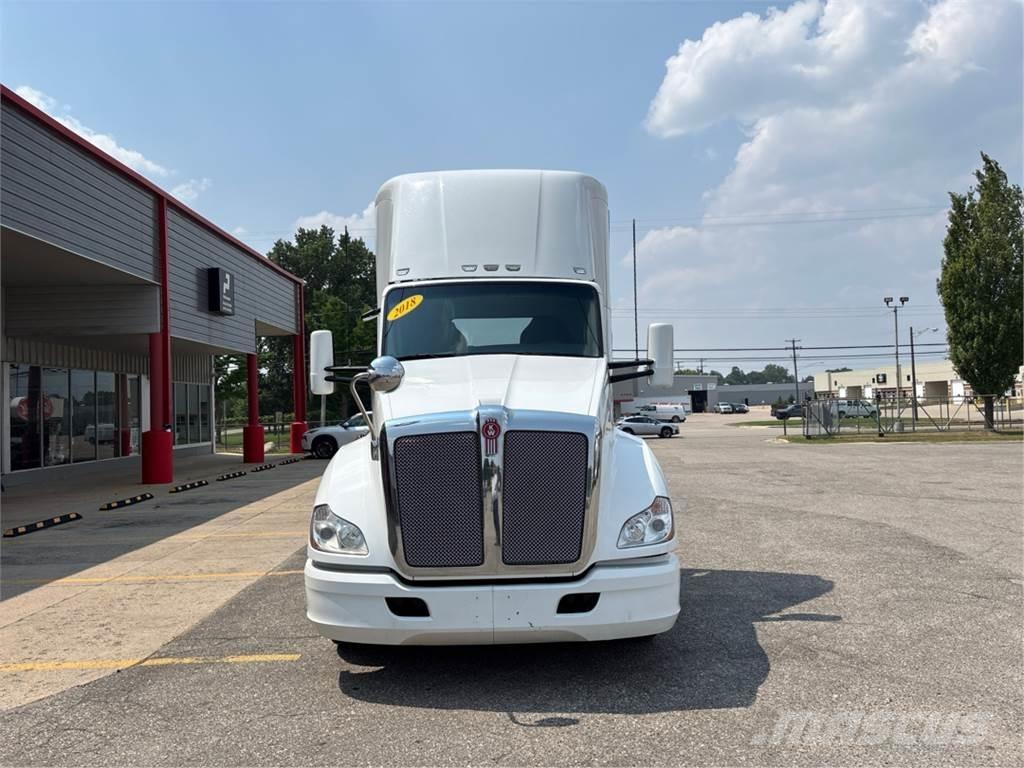 Kenworth T680 Conventional Trucks / Tractor Trucks