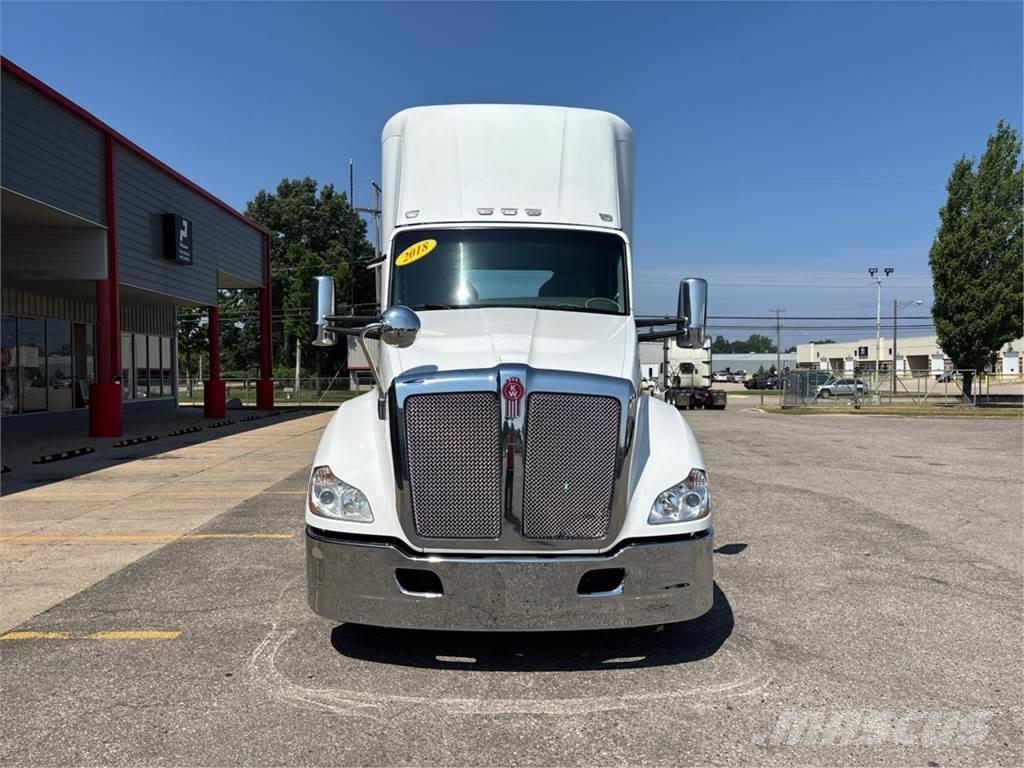 Kenworth T680 Conventional Trucks / Tractor Trucks