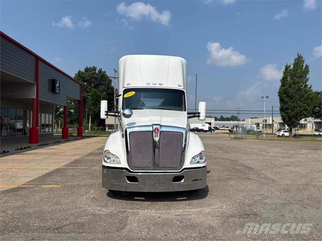 Kenworth T680 Conventional Trucks / Tractor Trucks