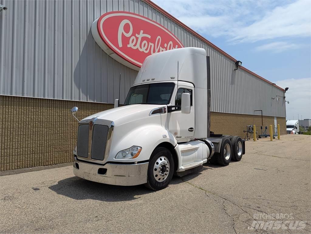 Kenworth T680 Conventional Trucks / Tractor Trucks