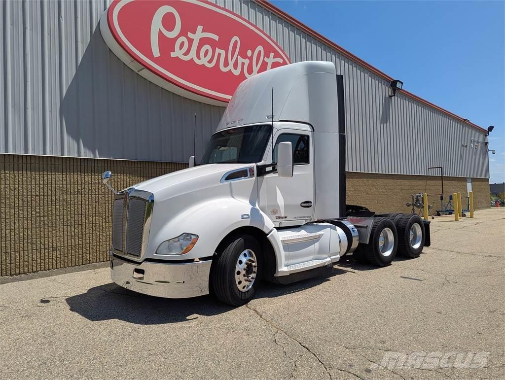 Kenworth T680 Conventional Trucks / Tractor Trucks