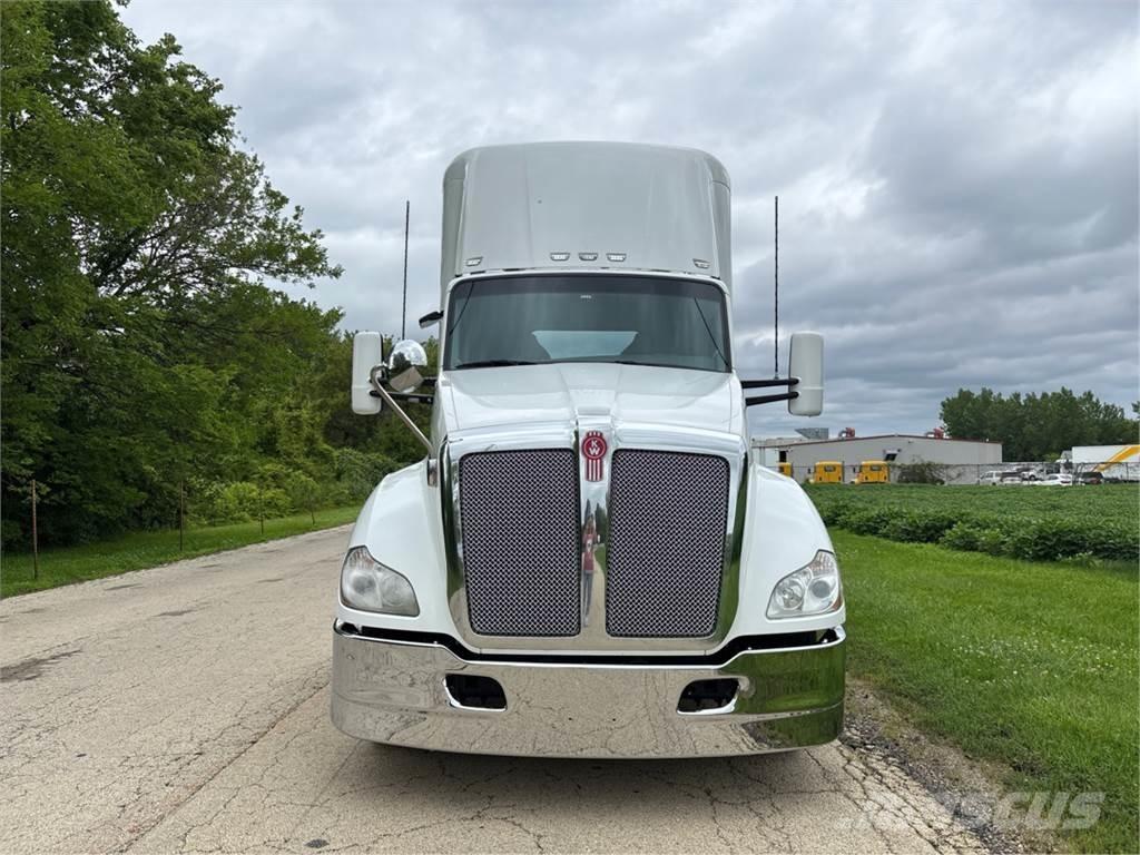 Kenworth T680 Conventional Trucks / Tractor Trucks