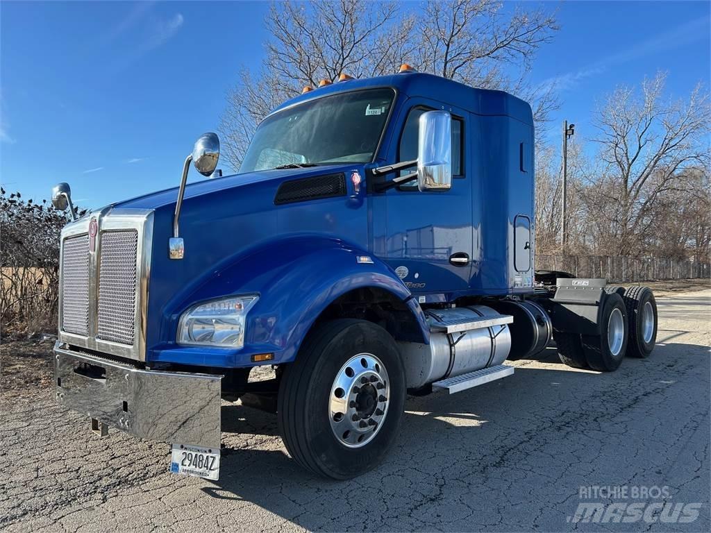 Kenworth T880 Conventional Trucks / Tractor Trucks