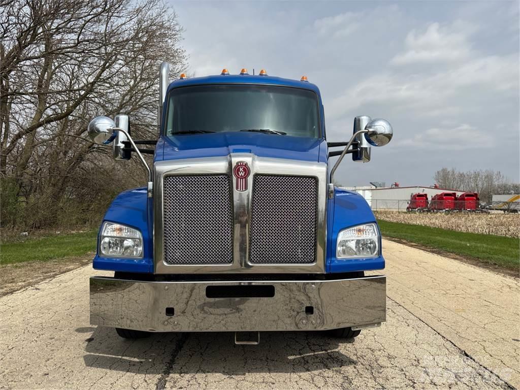 Kenworth T880 Conventional Trucks / Tractor Trucks