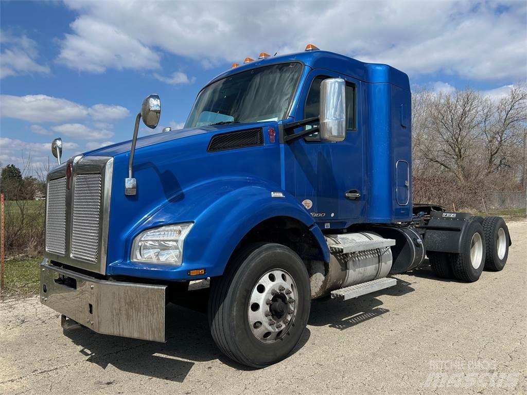 Kenworth T880 Conventional Trucks / Tractor Trucks