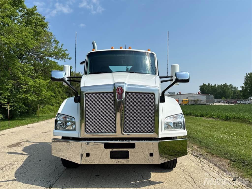 Kenworth T880 Conventional Trucks / Tractor Trucks