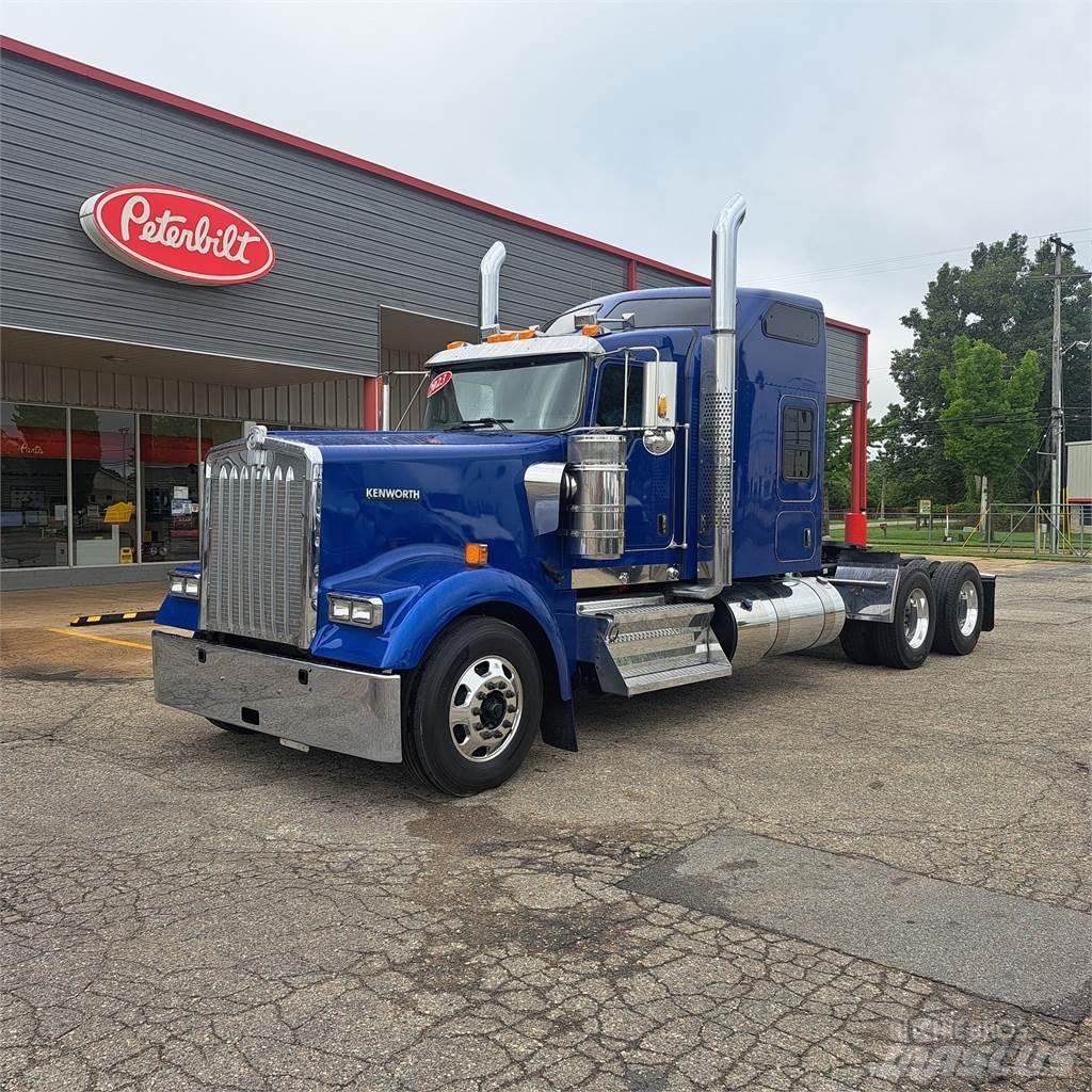 Kenworth W900 Conventional Trucks / Tractor Trucks
