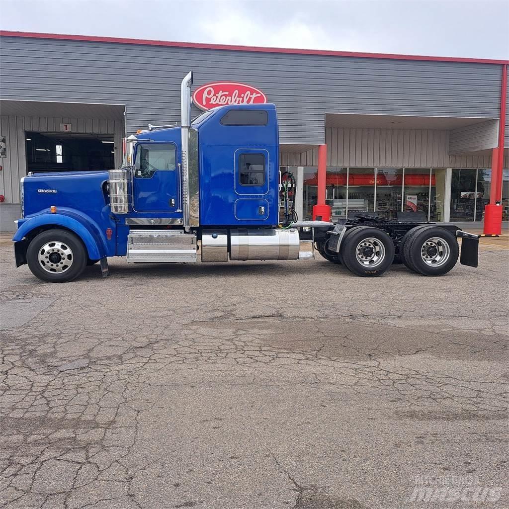 Kenworth W900 Conventional Trucks / Tractor Trucks