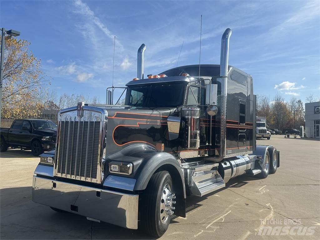 Kenworth W900 Conventional Trucks / Tractor Trucks