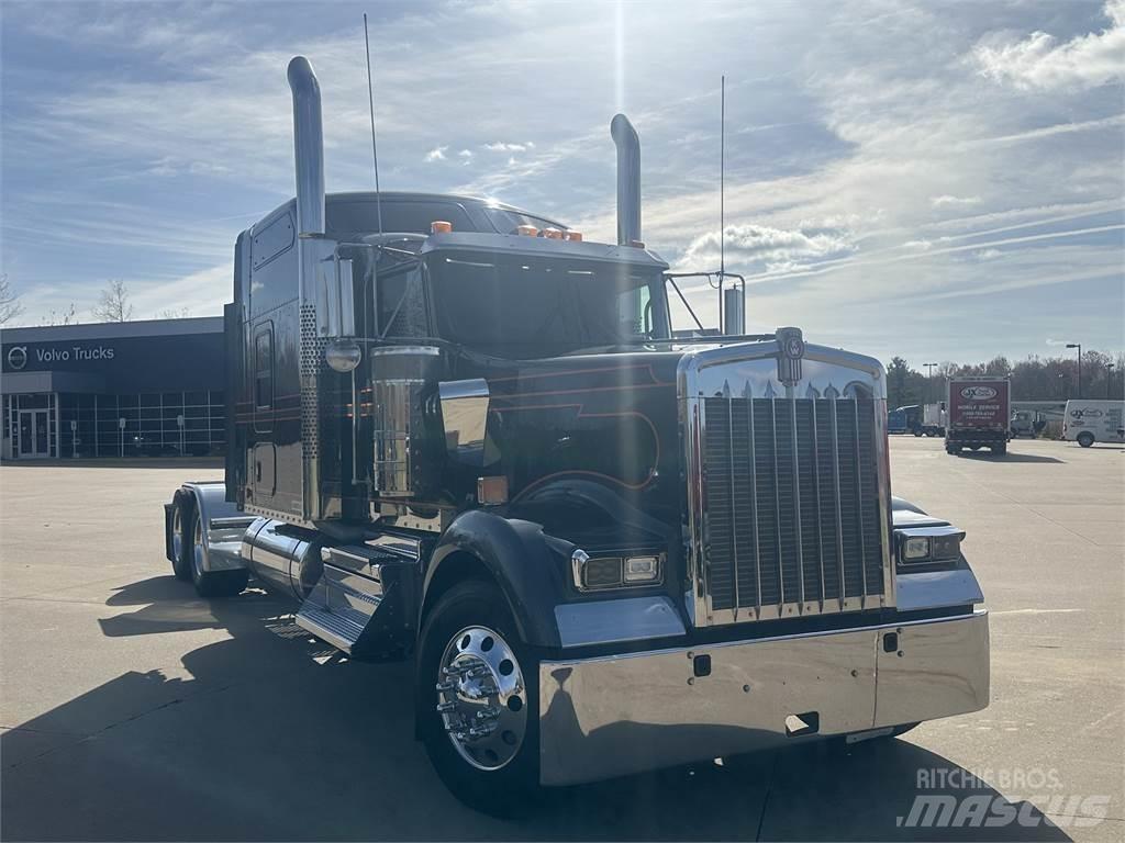 Kenworth W900 Conventional Trucks / Tractor Trucks
