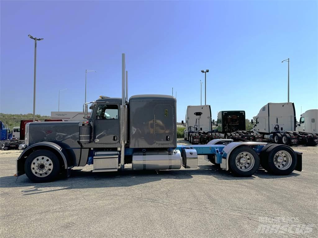 Peterbilt 389 Conventional Trucks / Tractor Trucks