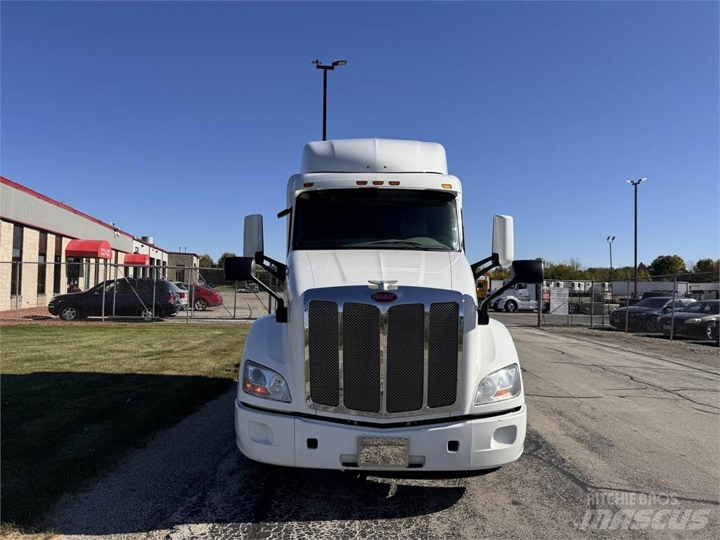 Peterbilt 579 Conventional Trucks / Tractor Trucks