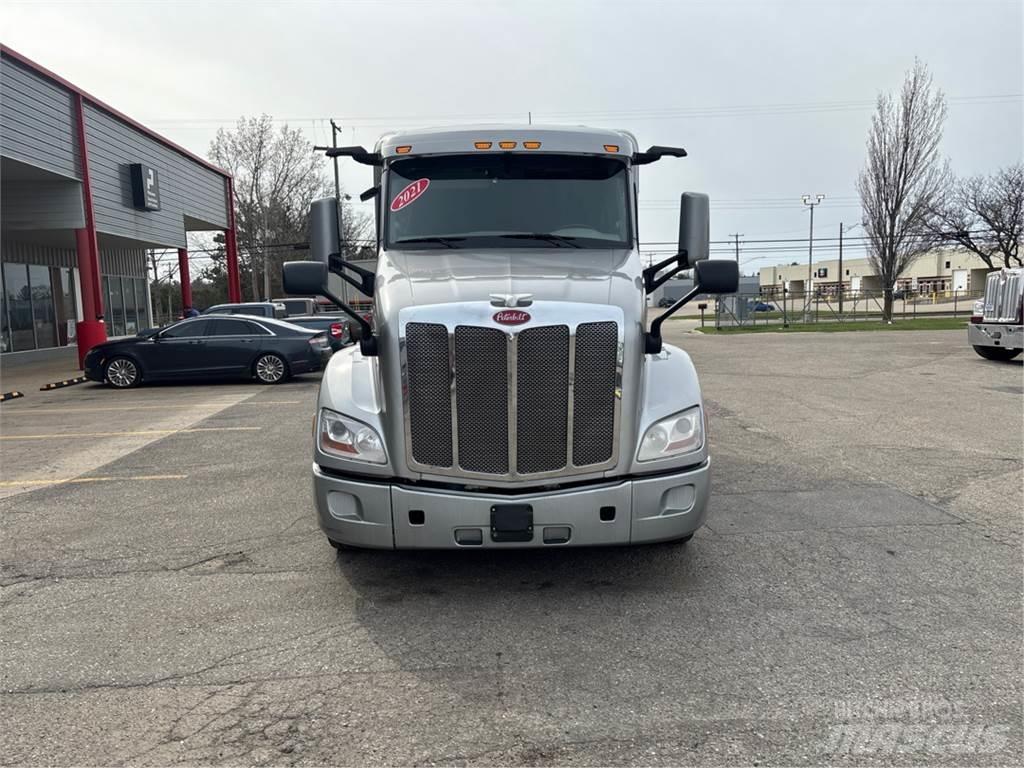 Peterbilt 579 Conventional Trucks / Tractor Trucks