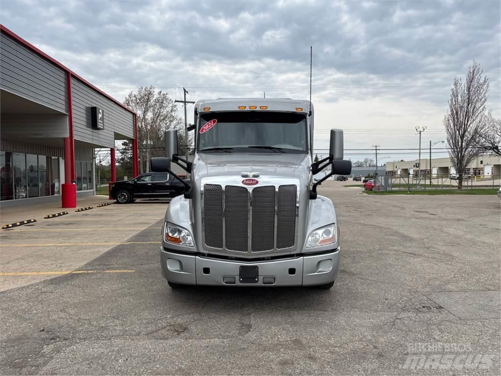 Peterbilt 579 Conventional Trucks / Tractor Trucks