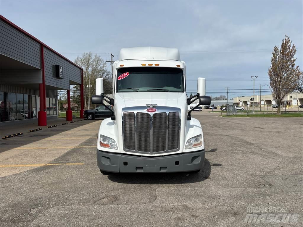 Peterbilt 579 Conventional Trucks / Tractor Trucks