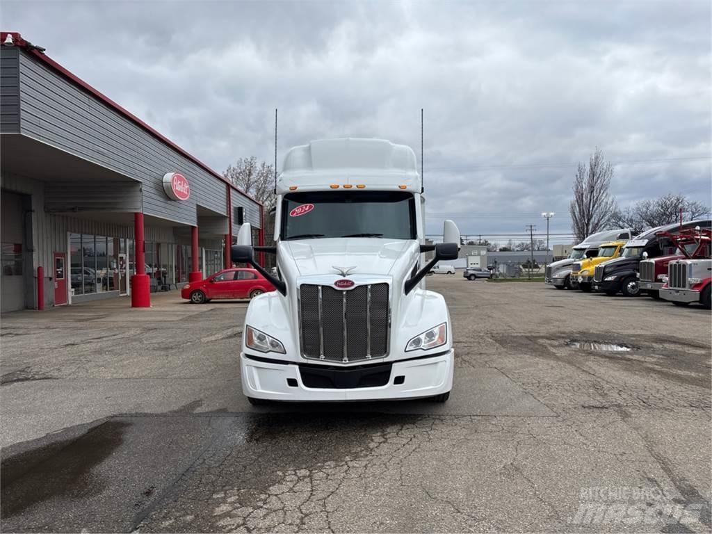 Peterbilt 579 Conventional Trucks / Tractor Trucks