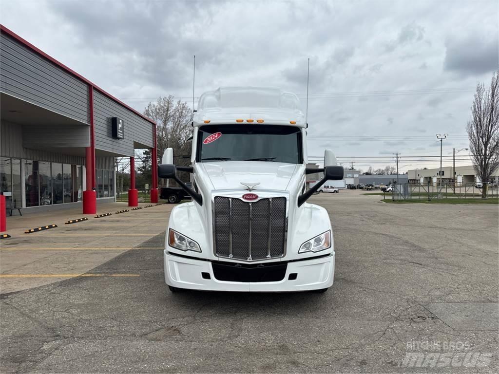 Peterbilt 579 Conventional Trucks / Tractor Trucks