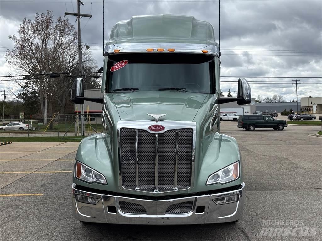 Peterbilt 579 Conventional Trucks / Tractor Trucks
