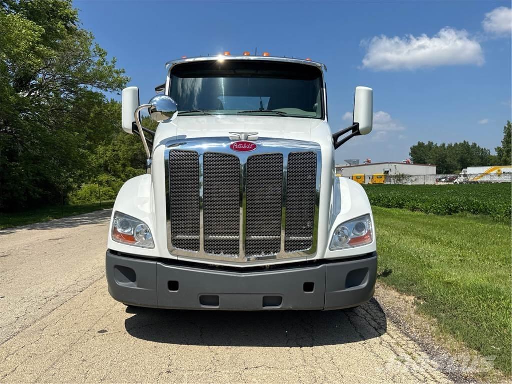 Peterbilt 579 Conventional Trucks / Tractor Trucks