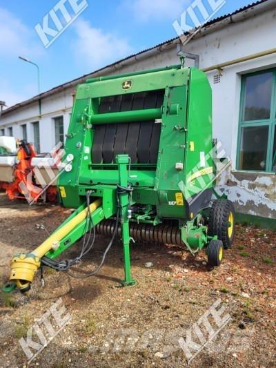 John Deere 852 Round Balers