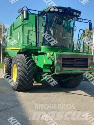 John Deere C670 2WD Combine Harvesters