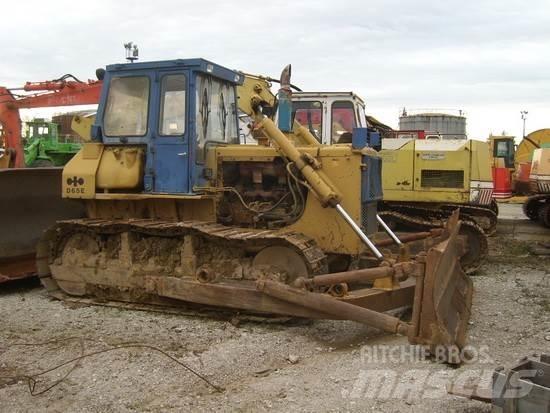 Komatsu D65E-8 Crawler dozers