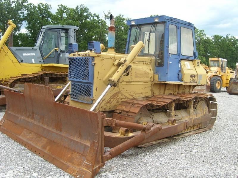 Komatsu D65E-8 Crawler dozers