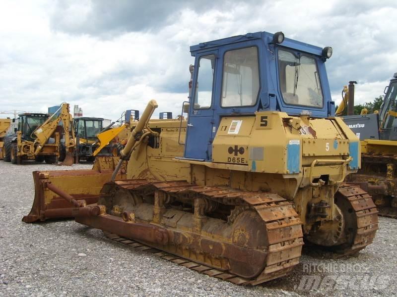Komatsu D65E-8 Crawler dozers