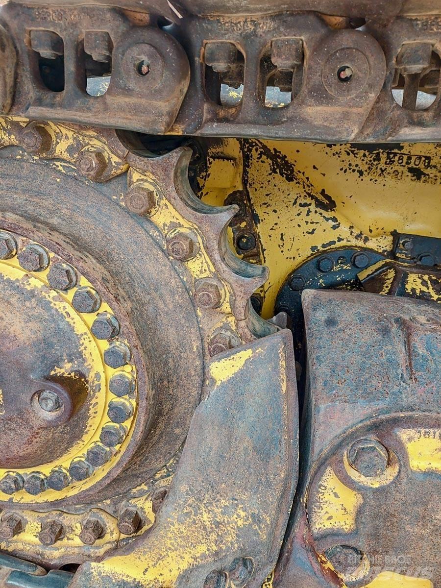 Komatsu D65PX-17 Crawler dozers