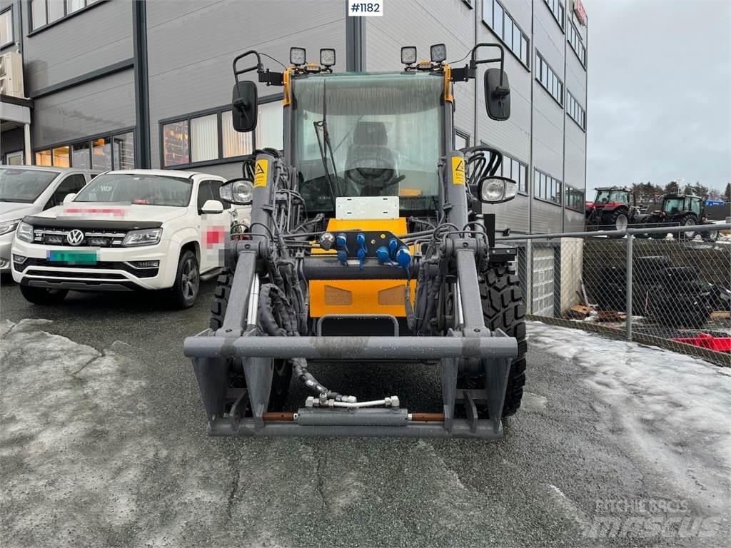 LM Trac 587 Multi purpose loaders