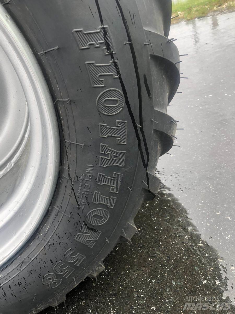 BKT Flotation 558 Tires, wheels and rims