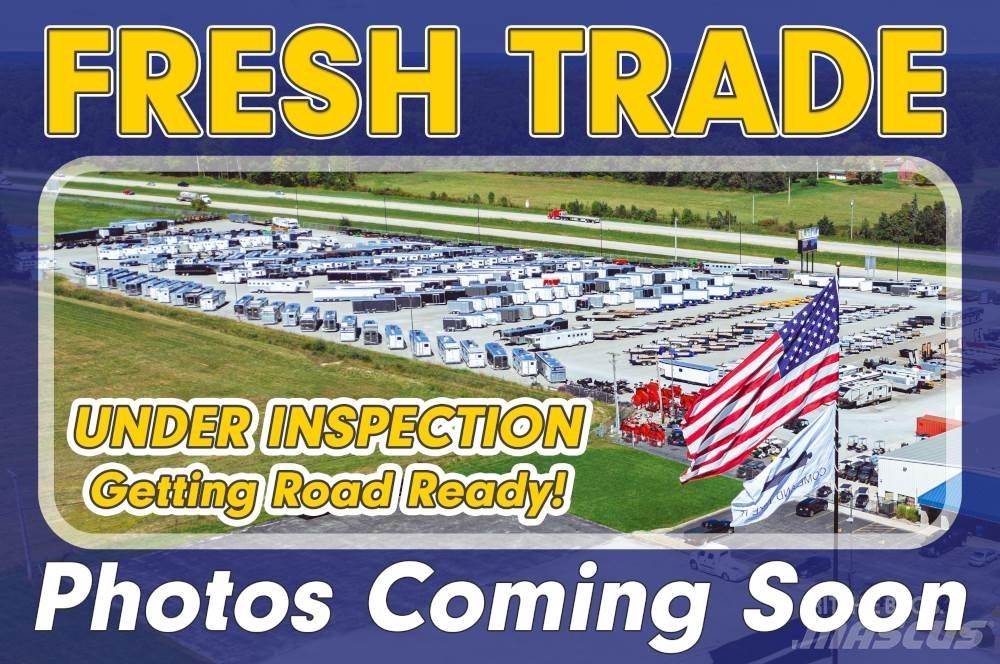  LAKOTA 8415 Livestock Trailers