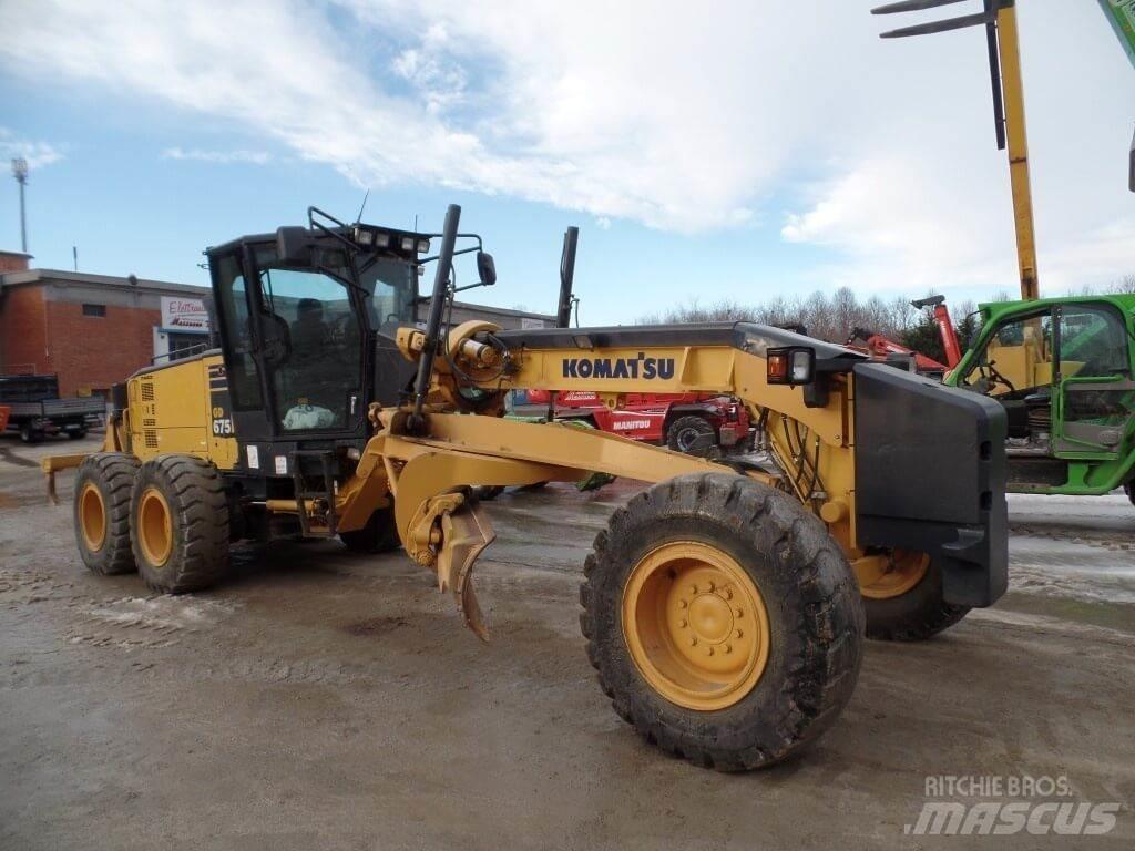 Komatsu GD675-5 Crawler dozers