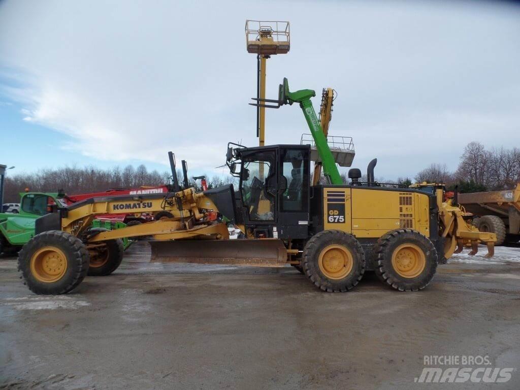 Komatsu GD675-5 Crawler dozers