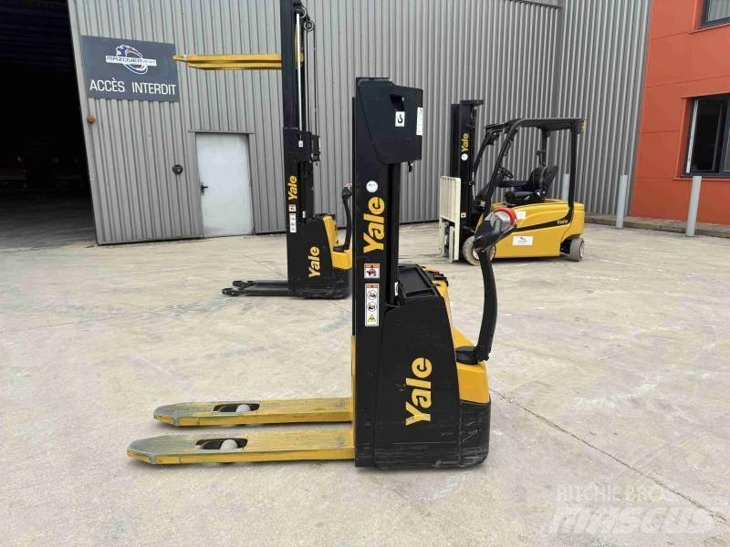 Yale MS10 Pedestrian stacker