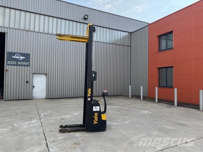 Yale MS10 Pedestrian stacker
