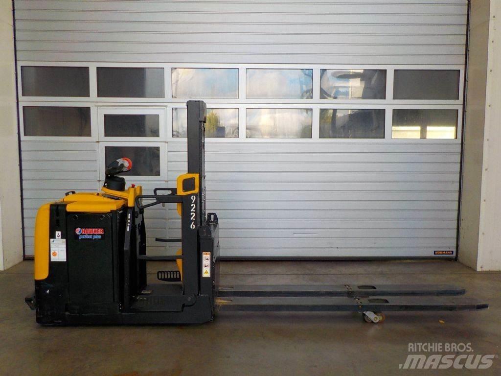 Yale MO25 Medium lift order picker