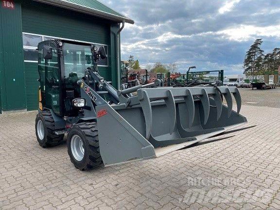 GiANT G2200 HD Front Loaders