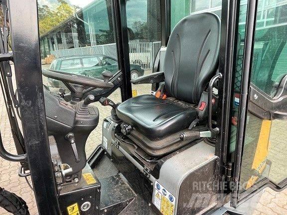GiANT G2200 HD Front Loaders